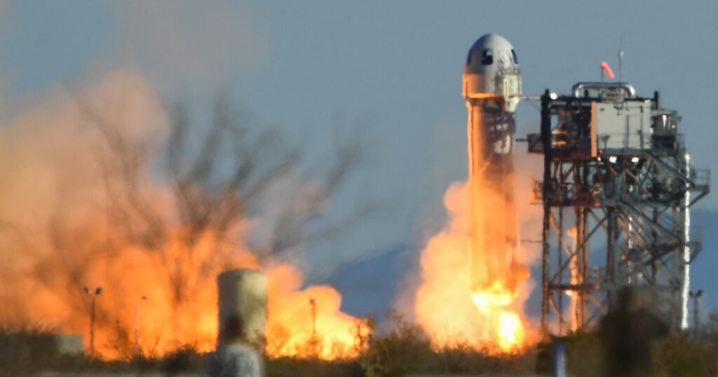 La empresa de cohetes de Bezos, Blue Origin, suspenderá los vuelos de turismo espacial