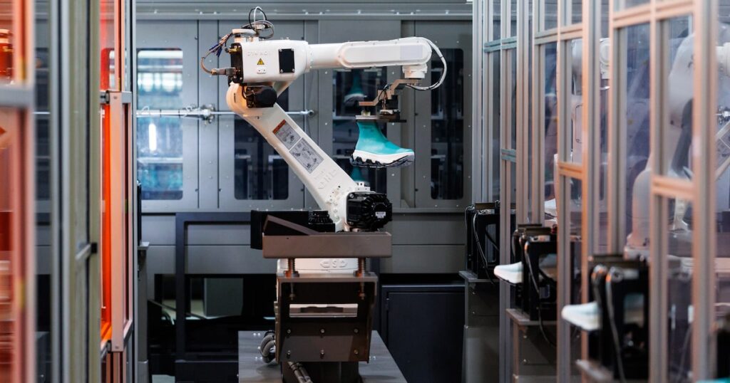 La marca suiza On abre una fábrica de zapatillas de 32 robots en Corea del Sur