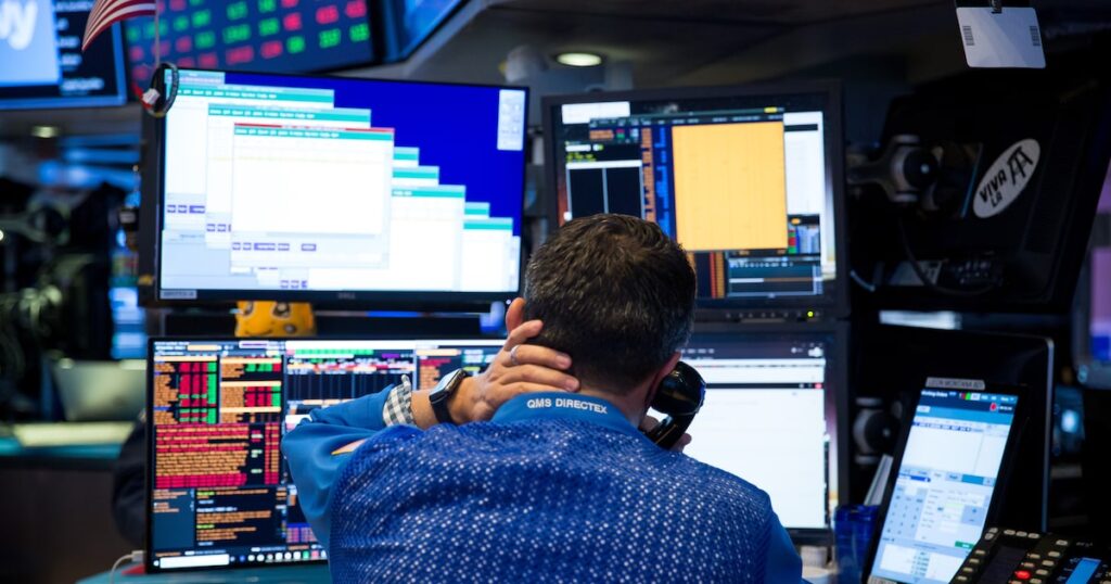 La ansiedad tecnológica causa agotamiento en los operadores bursátiles, según estudio