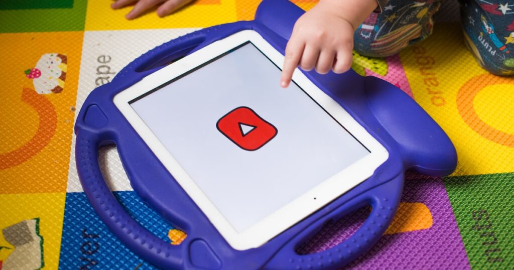 Google enfrenta fuerte presión de expertos para vetar contenido de IA dirigido a niños