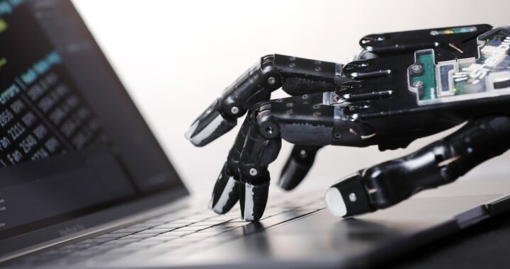 Una imagen de una persona trabajando con una tableta y un robot en el fondo, simbolizando la colaboración entre humanos y IA