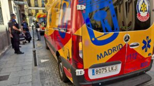 Un hombre recibe dos puñaladas por la espalda en la céntrica calle Larra