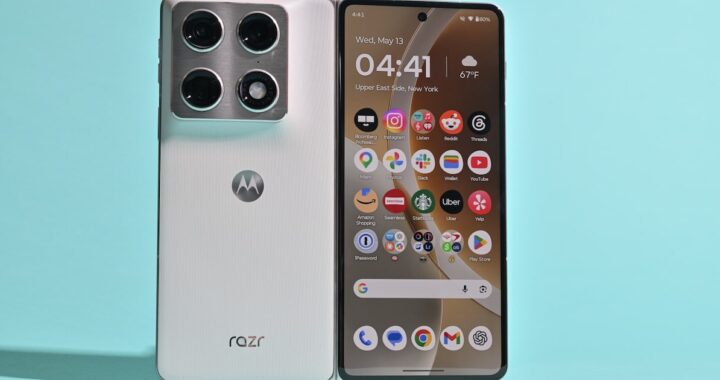 Imagen de un teléfono plegable Razr Fold de Motorola en uso, con pantallas brillantes y diseño elegante