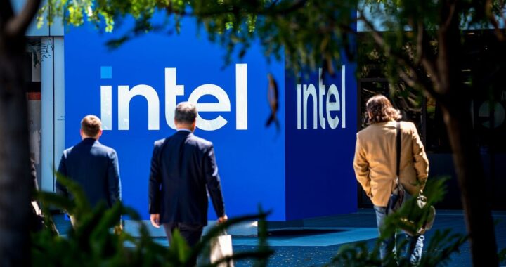 Lip-Bu Tan, CEO de Intel, en una imagen de conferencia de prensa