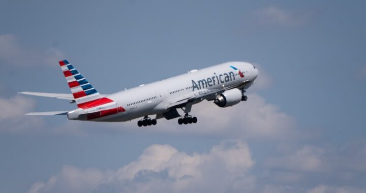 Imagen de un avión de American Airlines en vuelo con una conexión Wi-Fi rápida y fiable gracias a Starlink