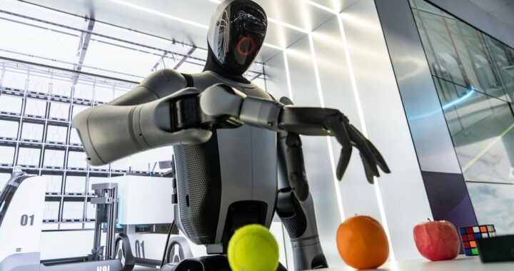 Imagen de un robot humanoide en una fábrica china, representando el futuro de la mano de obra.