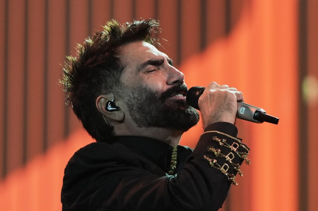 Alejandro Fernández canta con el Grupo Frontera en una imagen de 'Cada Vez Me Gusta Más'