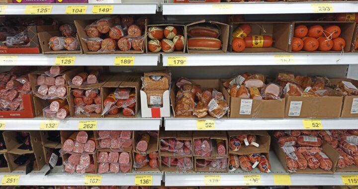 Imagen de una persona revisando la fecha de vencimiento de un producto de charcutería 'Headcheese' en su refrigerador