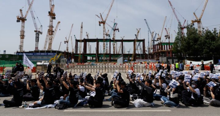 Imagen de una fábrica de Samsung con trabajadores en huelga, afectando la producción de chips