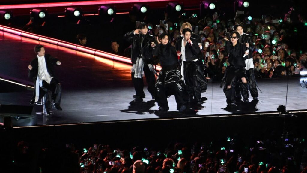 BTS en el Estadio GNP Seguros con atuendos que llevan la frase 'Mexico City'
