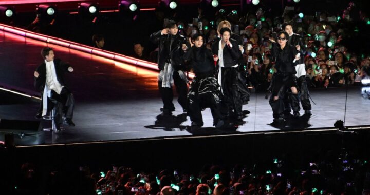 BTS en el Estadio GNP Seguros con atuendos que llevan la frase 'Mexico City'