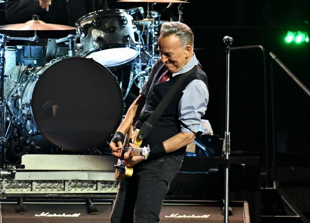Bruce Springsteen tocando la guitarra en un concierto al aire libre