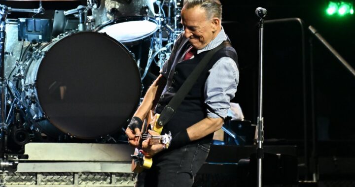 Bruce Springsteen tocando la guitarra en un concierto al aire libre