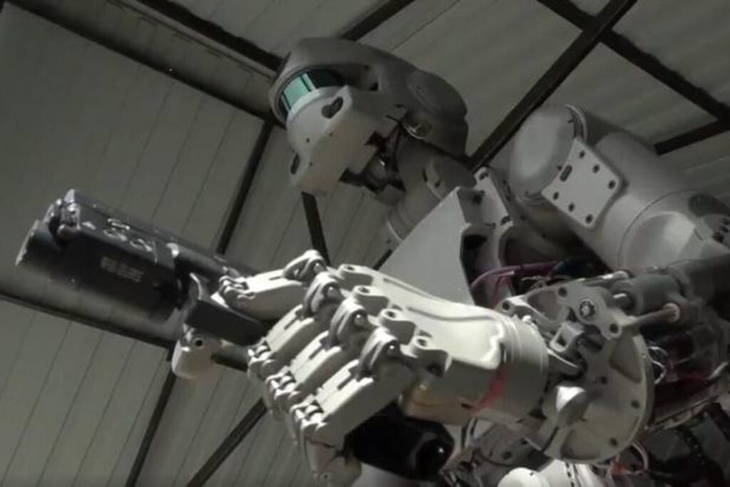Una imagen de un robot pensativo con una ciudad al fondo, reflexionando sobre el futuro de la humanidad y la inteligencia artificial