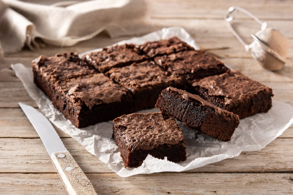 Imagen de un brownie casero sin harina ni azúcar, húmedo y delicioso