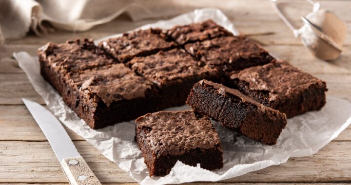 Imagen de un brownie casero sin harina ni azúcar, húmedo y delicioso