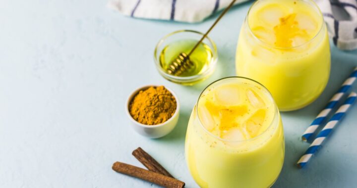 Una taza de cúrcuma latte con especias y leche vegetal, lista para disfrutar.