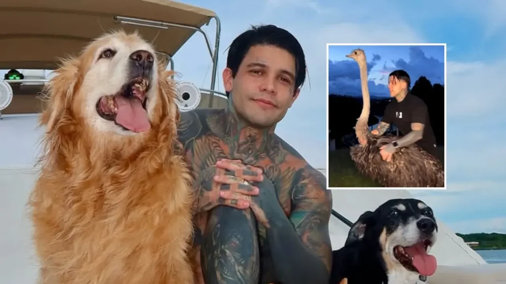 Yeferson Cossio sonriendo mientras sostiene a su nuevo avestruz mascota