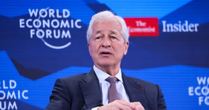 Un experto en inteligencia artificial trabajando en una oficina de JPMorgan