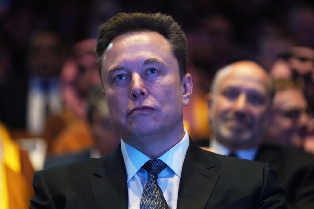 Elon Musk en una imagen de una sala de audiencias con una expresión de descontento
