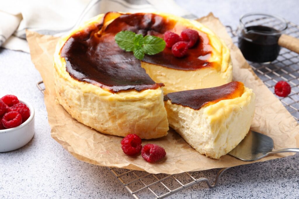 Una deliciosa porción de cheesecake de yogur con frutos rojos y mermelada sin azúcar