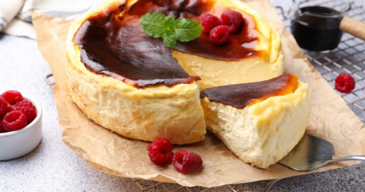 Una deliciosa porción de cheesecake de yogur con frutos rojos y mermelada sin azúcar