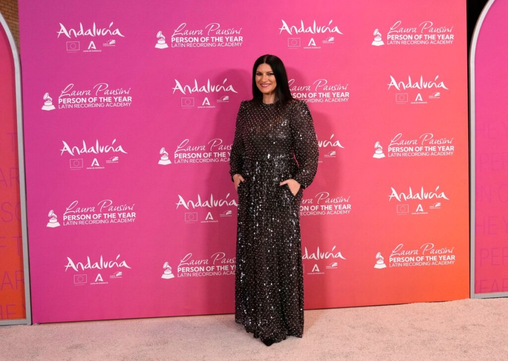Laura Pausini y Camila Cabello cantando juntas en el Kaseya Center de Miami
