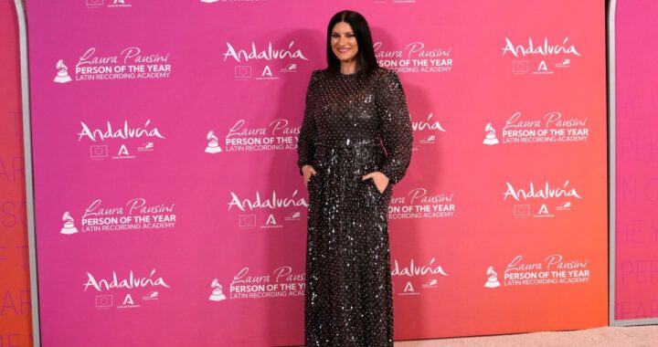 Laura Pausini y Camila Cabello cantando juntas en el Kaseya Center de Miami