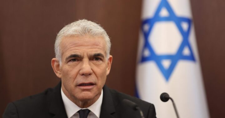 Yair Lapid en rueda de prensa en Jerusalén hablando sobre el acuerdo entre EEUU e Irán