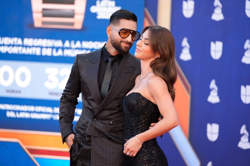 Maluma besando el abdomen de su pareja embarazada