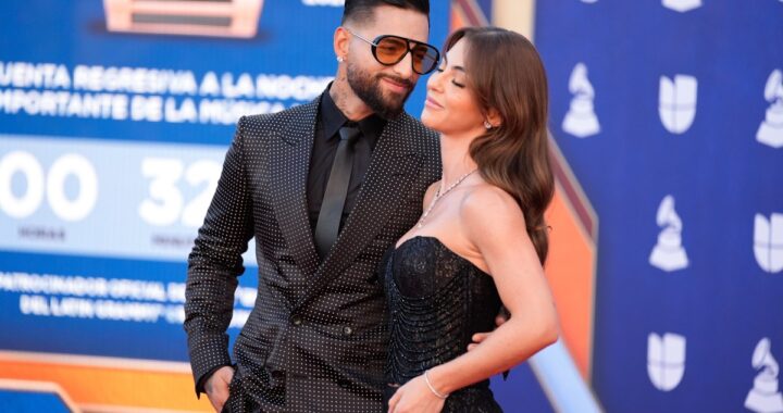 Maluma besando el abdomen de su pareja embarazada