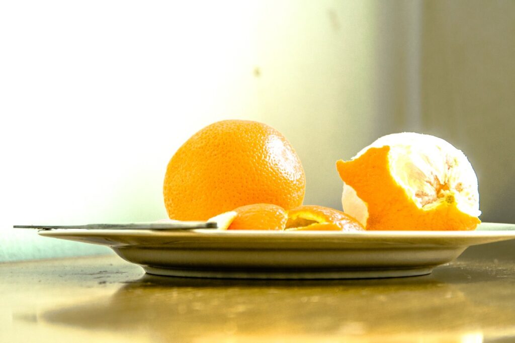 Una naranja pelada con cuidado para conservar su albedo o parte blanca.