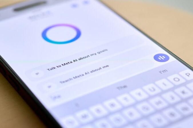 Imagen de una persona interactuando con el chatbot Meta AI en una pantalla de computadora