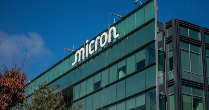 Gráfico de acciones de Micron Technology subiendo con fuerza tras superar billón dólares en capitalización de mercado impulsada por la inteligencia artificial