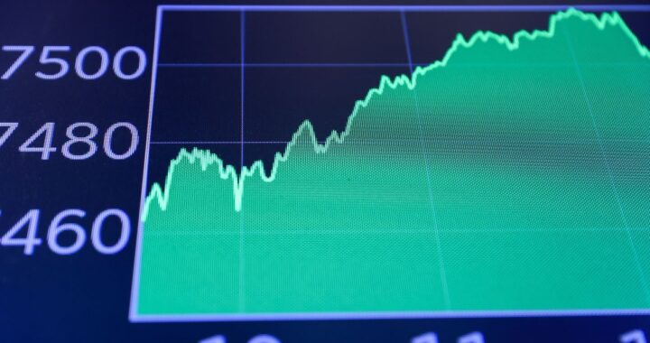 Gráficos de mercados financieros con tendencia alcista impulsada por la IA