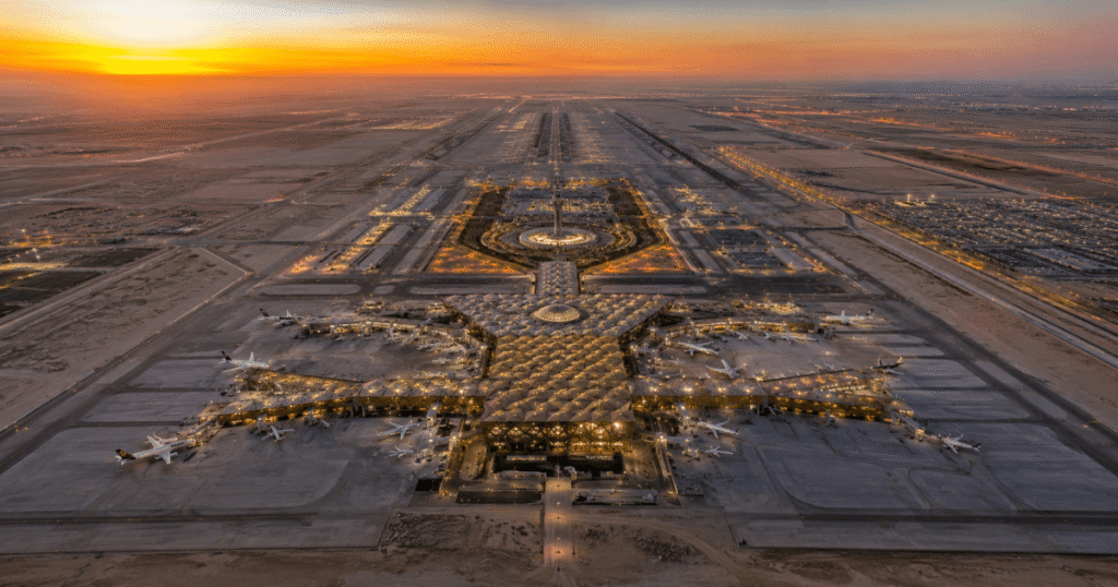 Imagen del Aeropuerto Internacional Rey Fahd en Dammam, Arabia Saudita, con una extensión de 776 km²