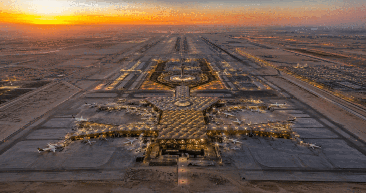 Imagen del Aeropuerto Internacional Rey Fahd en Dammam, Arabia Saudita, con una extensión de 776 km²