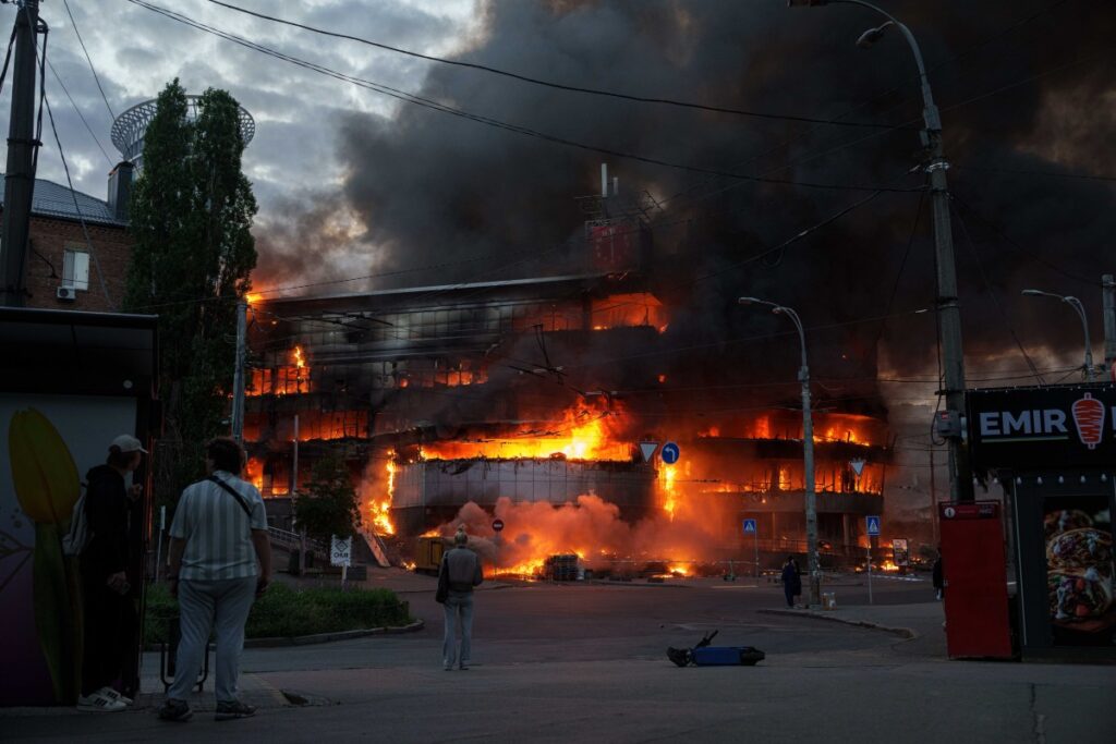 Imagen de un bombardeo en Kiev con edificios destruidos y humo en el aire