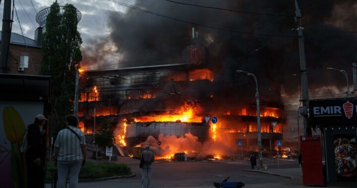 Imagen de un bombardeo en Kiev con edificios destruidos y humo en el aire