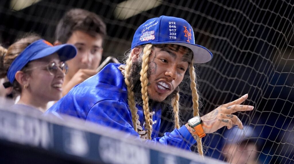 Tekashi 6ix9ine en una imagen con un gesto de sorpresa en su rostro