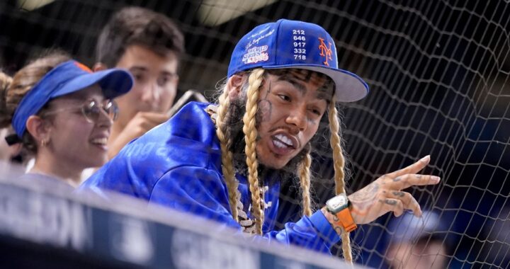 Tekashi 6ix9ine en una imagen con un gesto de sorpresa en su rostro