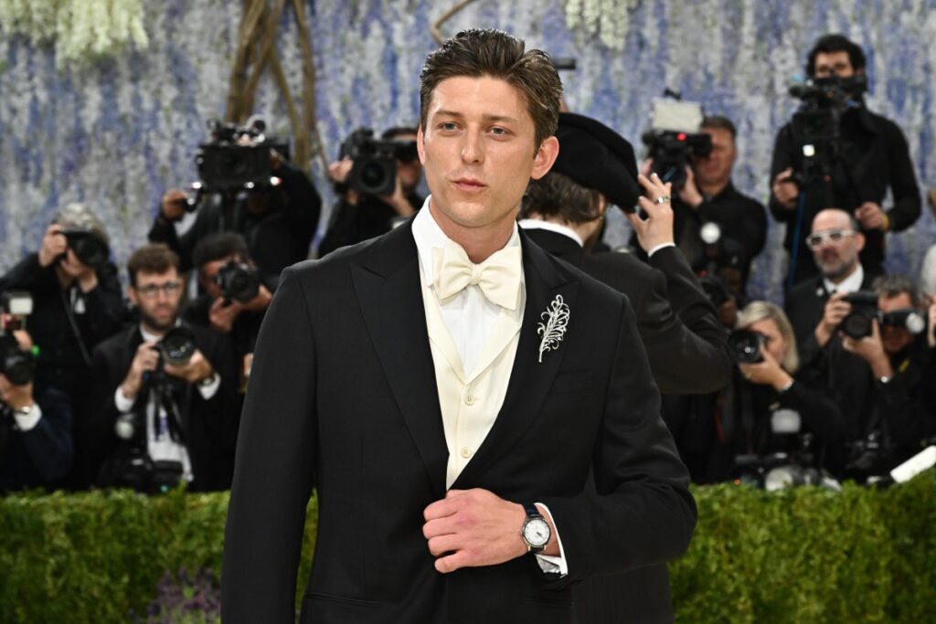 Tom Francis en una posible escena como James Bond, con traje y mirada intensa