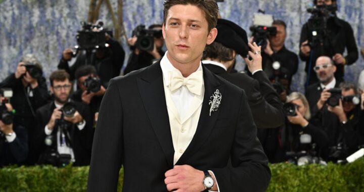 Tom Francis en una posible escena como James Bond, con traje y mirada intensa