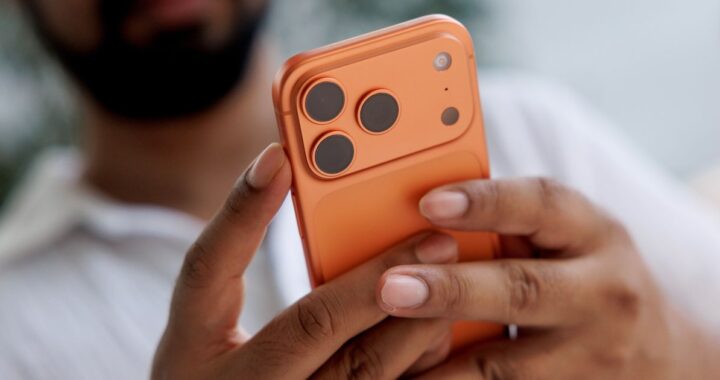 Imagen de un iPhone con una pantalla de bloqueo personalizada con IA