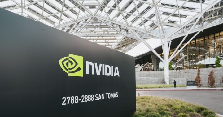 Gráfica de Nvidia con flecha hacia arriba y precio objetivo aumentado