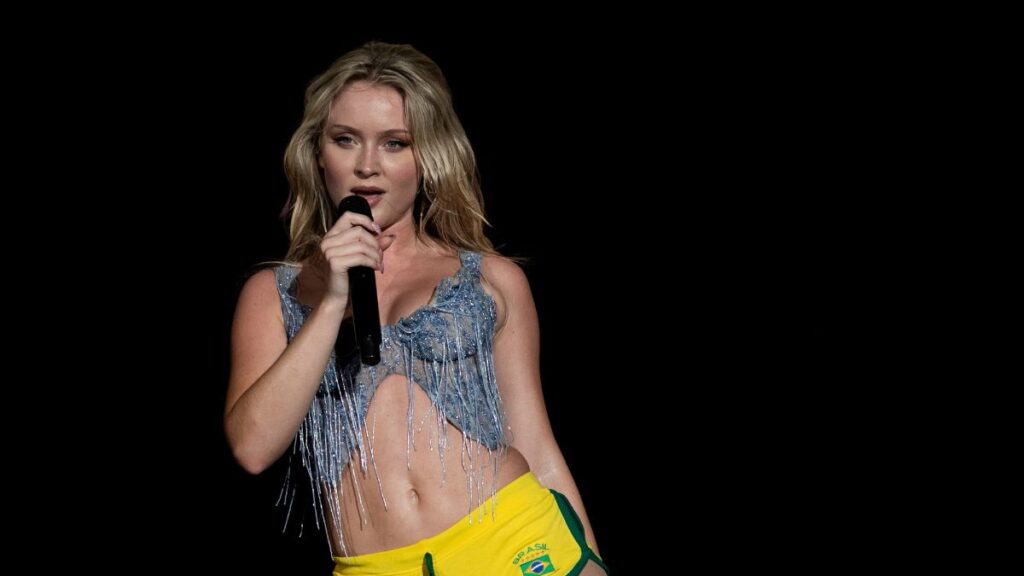 Zara Larsson cantando en un escenario al aire libre en Rockefeller Center