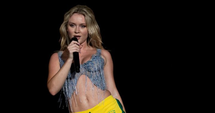 Zara Larsson cantando en un escenario al aire libre en Rockefeller Center