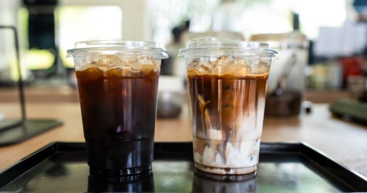 Taco Bell presenta su nuevo café frío con espuma de horchata morada en un vaso alto