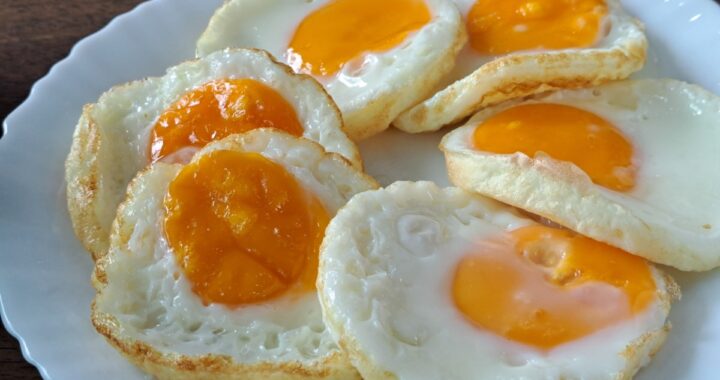 Una imagen de un huevo fresco y saludable, con una yema brillante y un aspecto apetitoso