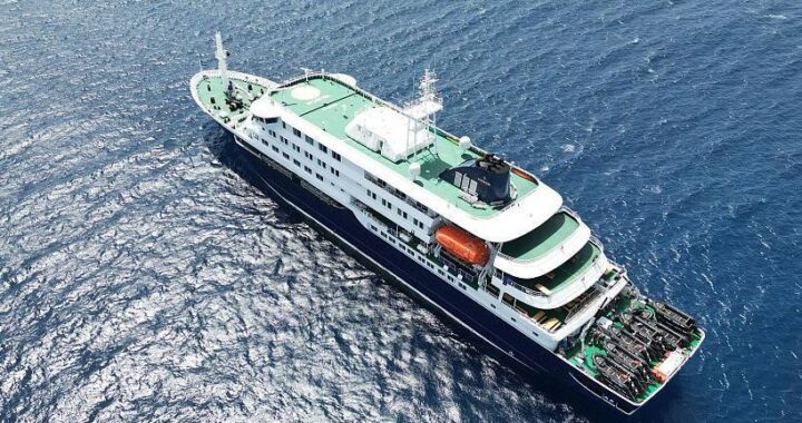 Imagen de un crucero en el océano Atlántico con pasajeros preocupados a bordo